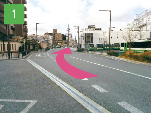 JR高槻駅北口からしんあい病院の方に進みます。